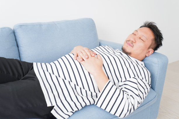 中年男子正在家里打盹图片 中年男子正在家里打盹图片下载