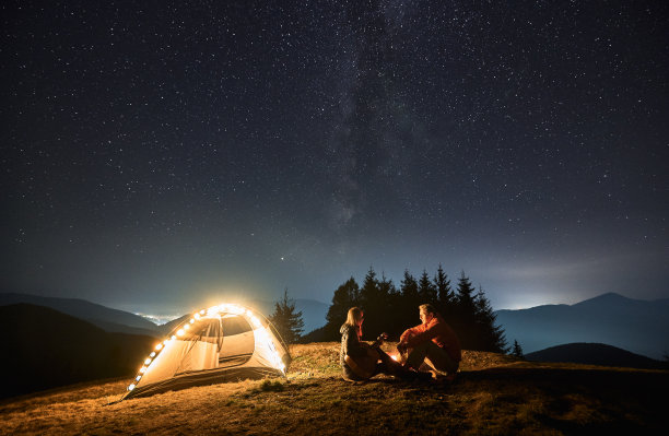 星空下的山间浪漫夜晚露营。图片 星空下的山间浪漫夜晚露营。图片下载
