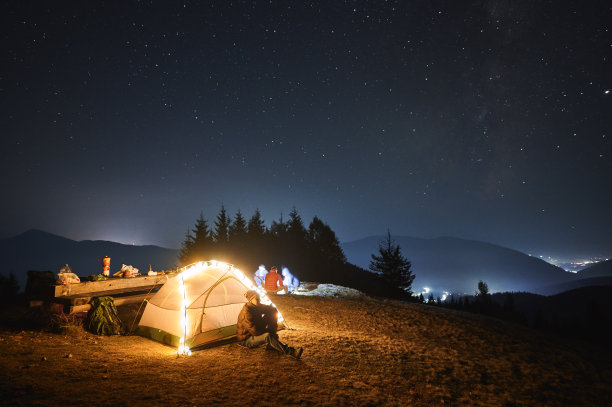 夜晚露营在星空下的山间草坪上。图片 夜晚露营在星空下的山间草坪上。图片下载