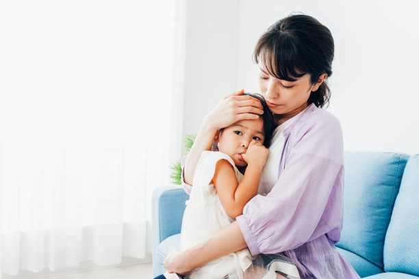母亲照顾哭泣的孩子图片 母亲照顾哭泣的孩子图片下载
