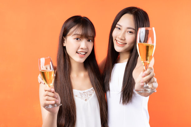 背景中有两个女人图片 背景中有两个女人图片下载