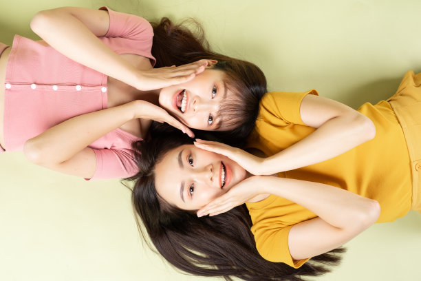 背景中有两个女人图片 背景中有两个女人图片下载