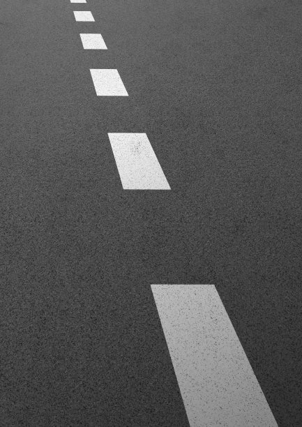 用白色虚线描绘的道路图片 用白色虚线描绘的道路图片下载