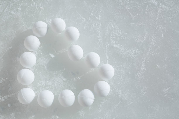 许多雪堆在冰上,形成一颗心的形状。划痕里有冰。图片 许多雪堆在冰上,形成一颗心的形状。划痕里有冰。图片下载