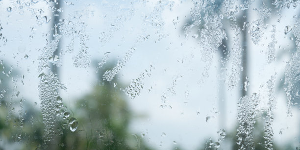 雨点落在玻璃窗上。雨滴从玻璃材料上落下。抽象的自然背景。复制文本空间。专注于前景。图片 雨点落在玻璃窗上。雨滴从玻璃材料上落下。抽象的自然背景。复制文本空间。专注于前景。图片下载