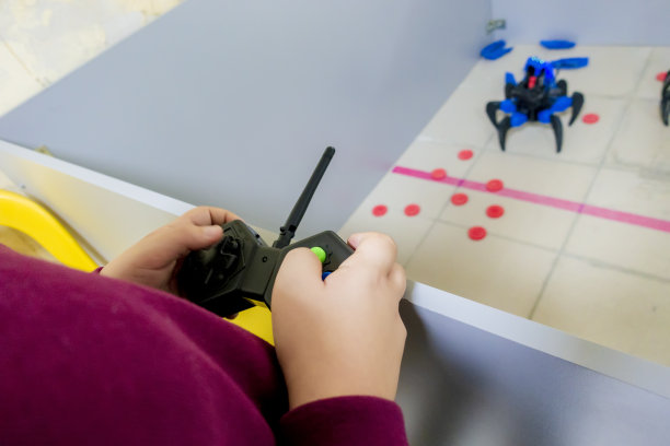 孩子控制机器人图片 孩子控制机器人图片下载