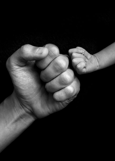 双手握拳,父子在黑色背景上,黑白分明图片 双手握拳,父子在黑色背景上,黑白分明图片下载