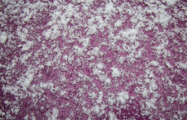 背景雪花在深红色的金属表面。汽车引擎盖上飘满了雪花图片 背景雪花在深红色的金属表面。汽车引擎盖上飘满了雪花图片下载