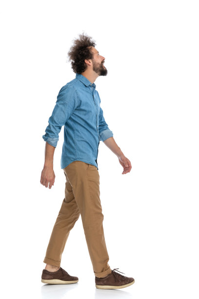 一个不经意的男人抬头看了看图片 一个不经意的男人抬头看了看图片下载