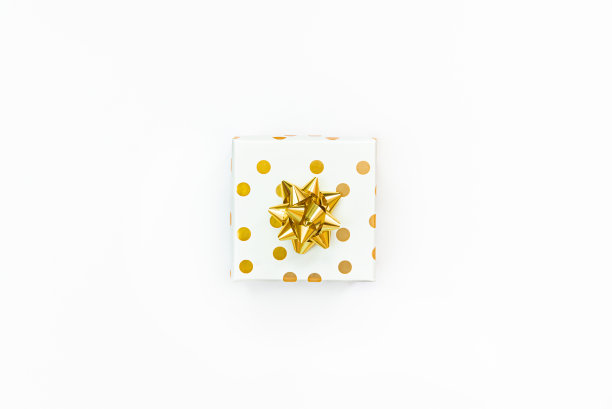 俯视图的金色点的礼品盒在白色的背景。图片 俯视图的金色点的礼品盒在白色的背景。图片下载