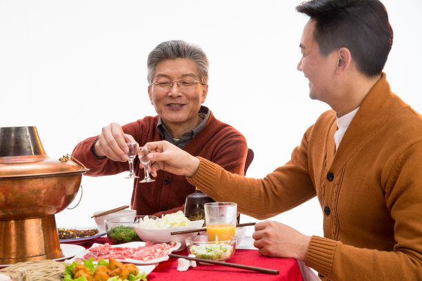 父子俩吃年夜饭喝酒图片 父子俩吃年夜饭喝酒图片下载