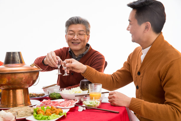 父子俩吃年夜饭喝酒图片 父子俩吃年夜饭喝酒图片下载