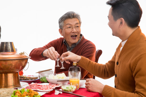 父子俩吃年夜饭喝酒图片 父子俩吃年夜饭喝酒图片下载