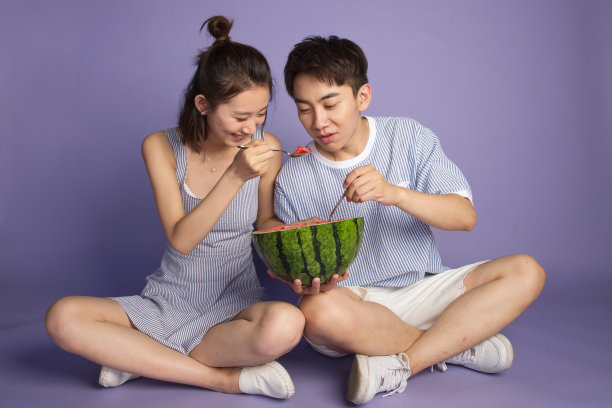 时尚青年男女吃西瓜图片 时尚青年男女吃西瓜图片下载
