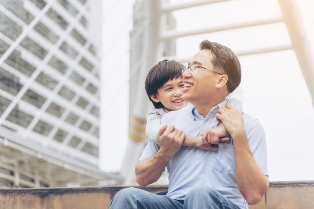 儿子抱着父亲满快乐,单身爸爸和儿子小男孩孩子的亚洲家庭观念幸福图片 儿子抱着父亲满快乐,单身爸爸和儿子小男孩孩子的亚洲家庭观念幸福图片下载