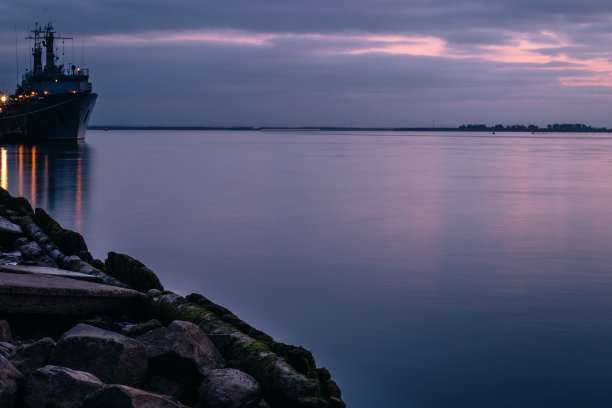 码头吊车上的海轮夜景。图片 码头吊车上的海轮夜景。图片下载