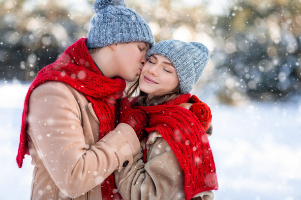爱的男人在享受下雪的周末时亲吻他漂亮的女友图片 爱的男人在享受下雪的周末时亲吻他漂亮的女友图片下载