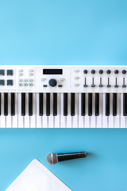 蓝色背景上的乐谱和一张白纸。图片 蓝色背景上的乐谱和一张白纸。图片下载