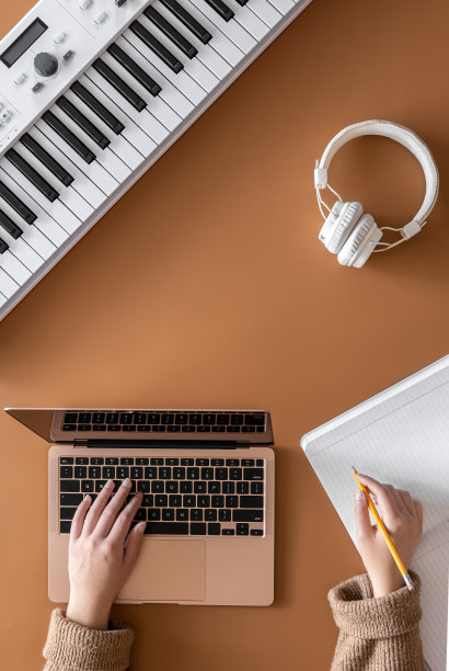 音乐背景与音乐键,笔记本电脑和女性的手,俯视图。图片 音乐背景与音乐键,笔记本电脑和女性的手,俯视图。图片下载