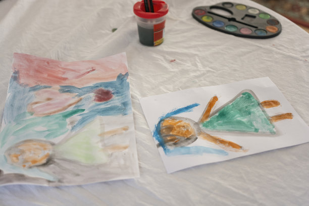 孩子在桌子上画画图片 孩子在桌子上画画图片下载