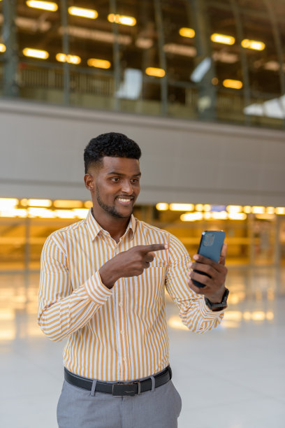 英俊的非洲人在新冠肺炎期间在机场航站楼旅行图片 英俊的非洲人在新冠肺炎期间在机场航站楼旅行图片下载