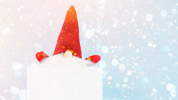 贺年卡背景。戴着红色帽子的Gnome拥有一个蓝色背景上的文本框架。副本的空间。圣诞家居装饰。简单的简约。图片 贺年卡背景。戴着红色帽子的Gnome拥有一个蓝色背景上的文本框架。副本的空间。圣诞家居装饰。简单的简约。图片下载