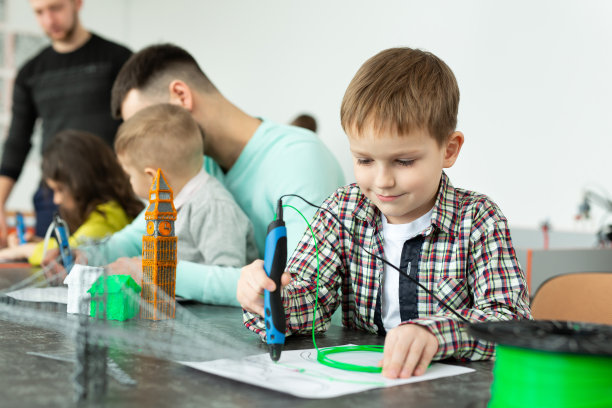 孩子使用3D打印笔。男孩在做新东西。创意、科技、休闲、教育理念图片 孩子使用3D打印笔。男孩在做新东西。创意、科技、休闲、教育理念图片下载