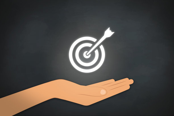 手在黑板上拿着闪亮的物体。黑板上的目标目标概念。图片 手在黑板上拿着闪亮的物体。黑板上的目标目标概念。图片下载