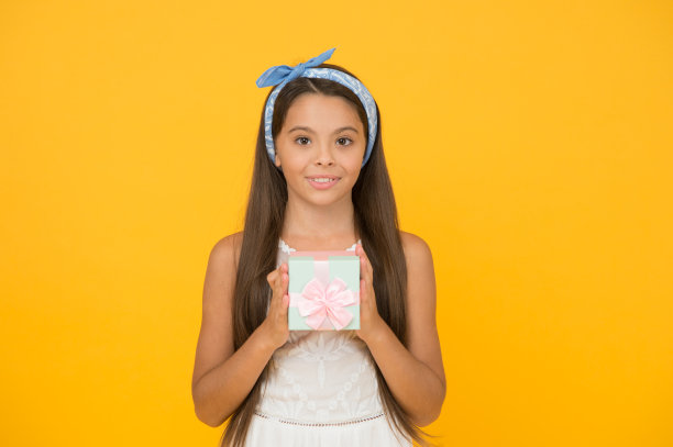 送货服务。完美的礼物的概念。庆祝春天的节日。可爱的小孩可爱的衣服。女孩长发捧礼盒。送给少女的礼物。生日聚会。买礼物。网上购物图片 送货服务。完美的礼物的概念。庆祝春天的节日。可爱的小孩可爱的衣服。女孩长发捧礼盒。送给少女的礼物。生日聚会。买礼物。网上购物图片下载