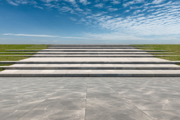 晴朗的天空下的长石台阶和草地图片 晴朗的天空下的长石台阶和草地图片下载