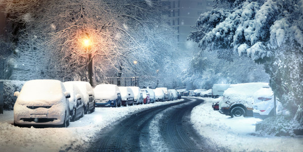 城市冬天的场景和白雪覆盖的汽车图片 城市冬天的场景和白雪覆盖的汽车图片下载