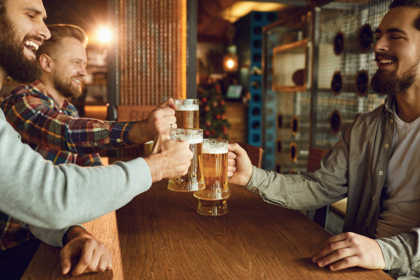 一群朋友在酒吧里互相碰杯。图片 一群朋友在酒吧里互相碰杯。图片下载