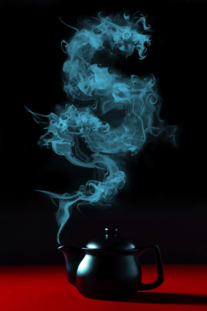 中国新年的魔术构图在经典的红色桌子和优雅的黑色茶壶蒸龙剪影。图片 中国新年的魔术构图在经典的红色桌子和优雅的黑色茶壶蒸龙剪影。图片下载