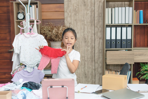 亚洲小孩直播销售时尚和童装,博主展示在线销售。她在社交网络上很有影响力。Covid - 19期间在线销售。图片 亚洲小孩直播销售时尚和童装,博主展示在线销售。她在社交网络上很有影响力。Covid - 19期间在线销售。图片下载