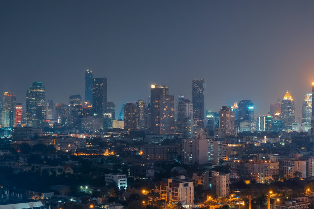 鸟瞰图的现代建筑金融和摩天大楼在夜间曼谷的城市景观,泰国图片 鸟瞰图的现代建筑金融和摩天大楼在夜间曼谷的城市景观,泰国图片下载