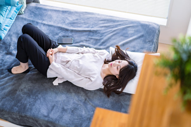 年轻女子在床上打盹图片 年轻女子在床上打盹图片下载