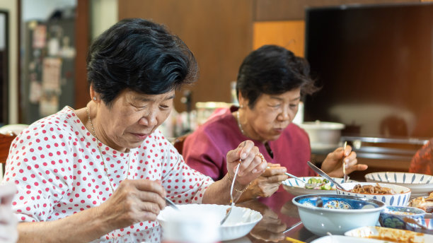 饮食老年人的生活方式,亚洲老年妇女在餐桌上与家人一起在临终关怀或护理之家。膳食为老龄化社会或老年人的健康和福祉的概念。图片 饮食老年人的生活方式,亚洲老年妇女在餐桌上与家人一起在临终关怀或护理之家。膳食为老龄化社会或老年人的健康和福祉的概念。图片下载
