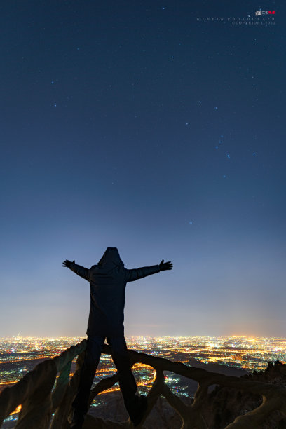 一个男人站在城市的夜景上图片 一个男人站在城市的夜景上图片下载