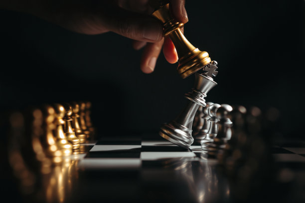 在比赛中,年轻的商人手中移动着金棋手。图片 在比赛中,年轻的商人手中移动着金棋手。图片下载