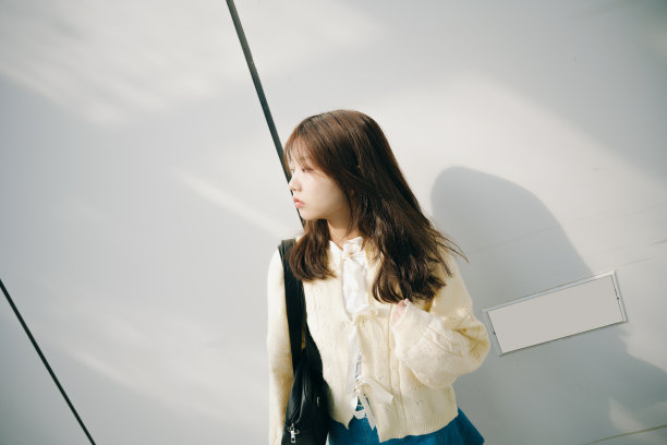 一个美丽的亚洲女孩走在隧道黄昏图片 一个美丽的亚洲女孩走在隧道黄昏图片下载