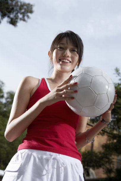 女孩踢足球图片 女孩踢足球图片下载