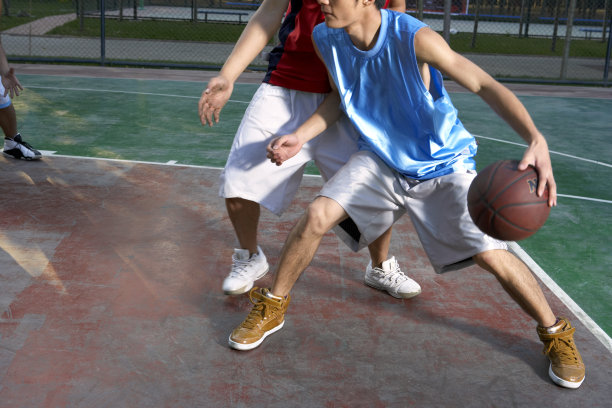 年轻男子打篮球图片 年轻男子打篮球图片下载