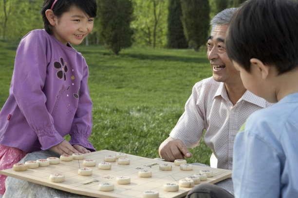 老人教小孩子下象棋图片 老人教小孩子下象棋图片下载
