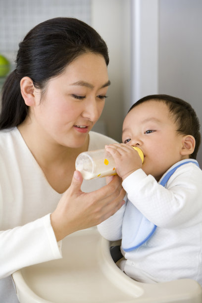 妈妈喂宝宝喝奶图片 妈妈喂宝宝喝奶图片下载