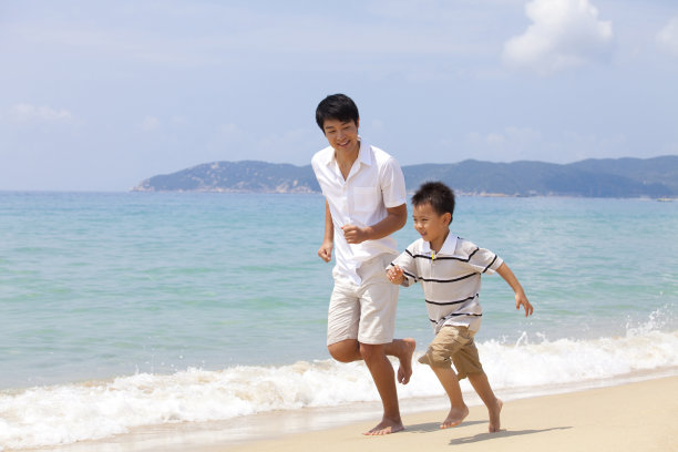 父子在海边奔跑图片 父子在海边奔跑图片下载