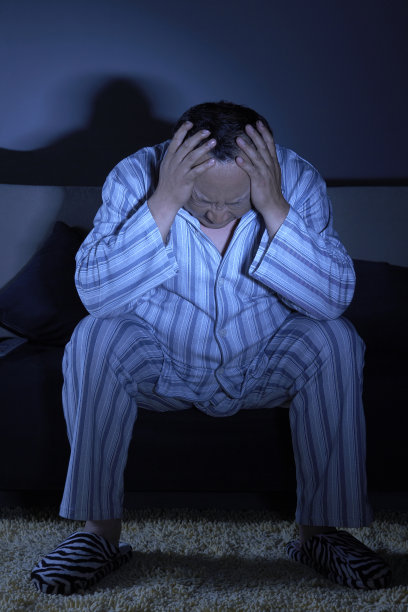 深夜失眠的男子图片 深夜失眠的男子图片下载