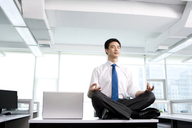 商务男士坐在桌上图片 商务男士坐在桌上图片下载