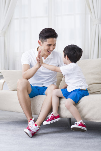 父子在沙发上玩图片 父子在沙发上玩图片下载