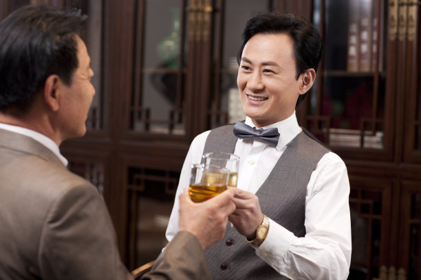 商务人士举杯庆祝图片 商务人士举杯庆祝图片下载