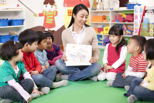 幼儿园老师和小朋友一起看画册图片 幼儿园老师和小朋友一起看画册图片下载